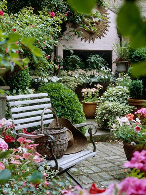 Fifteen Wonderful Landscaping and Gorgeous Centerpiece Ideas for Your Outdoor Places 9